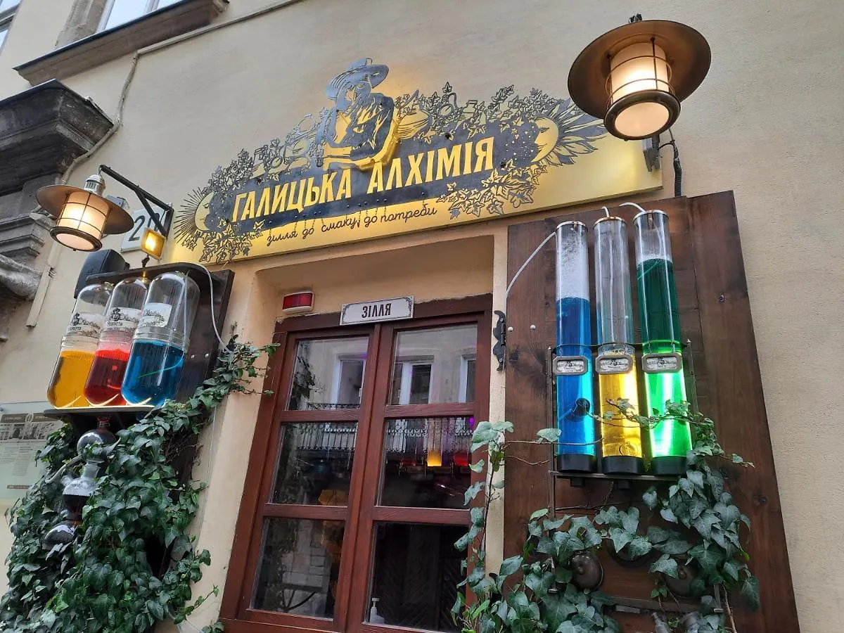 Midnight Cats' Apartment In Rynok Square Світло Є Завжди! Lviv